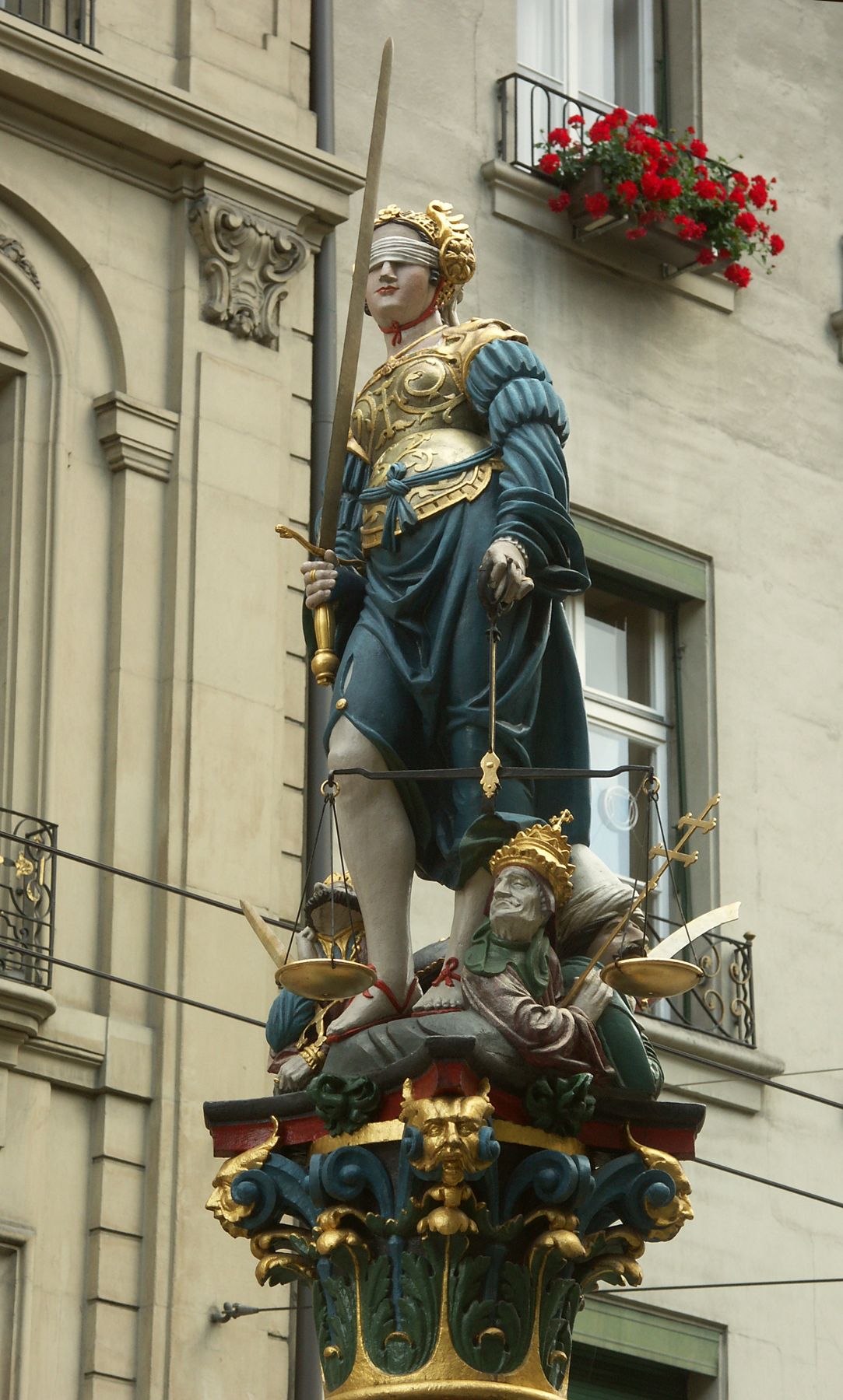 Figura Justycji z mieczem i wagą